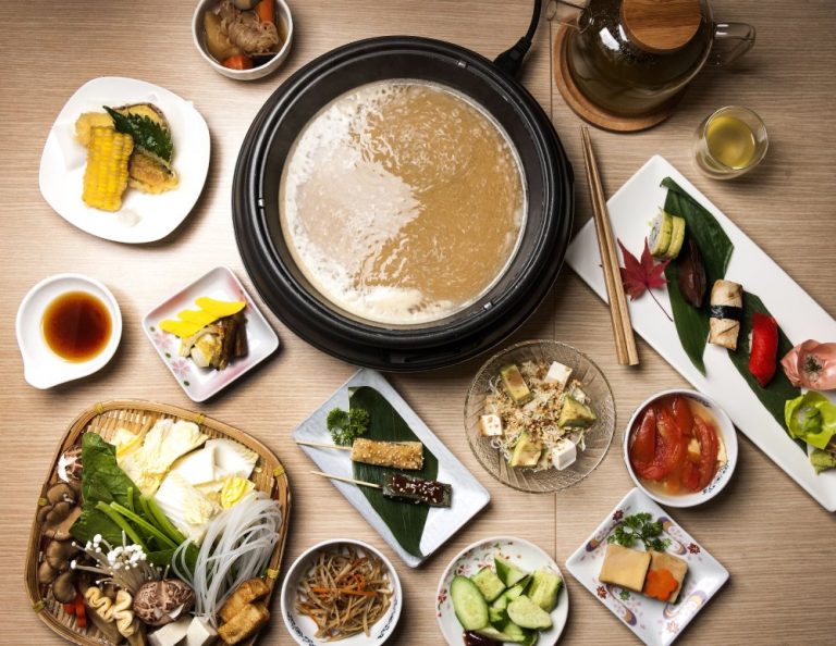 「居素屋」老闆Jessie和她的團隊堅持以正統做法,製作出「走肉」的素食料理。
