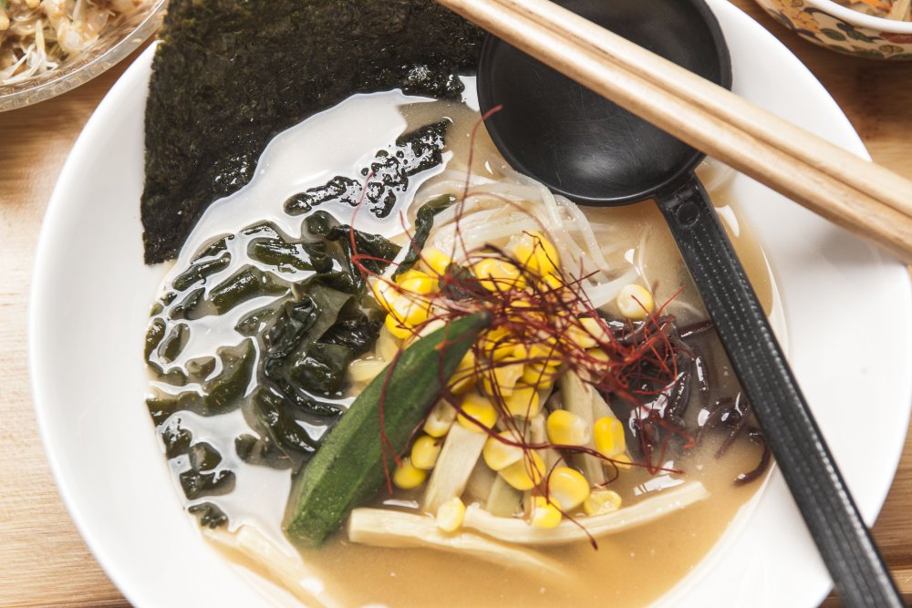 高湯是日式料理的「靈魂」，在高湯加上麵豉，便成為素食拉麵的美味湯底。
