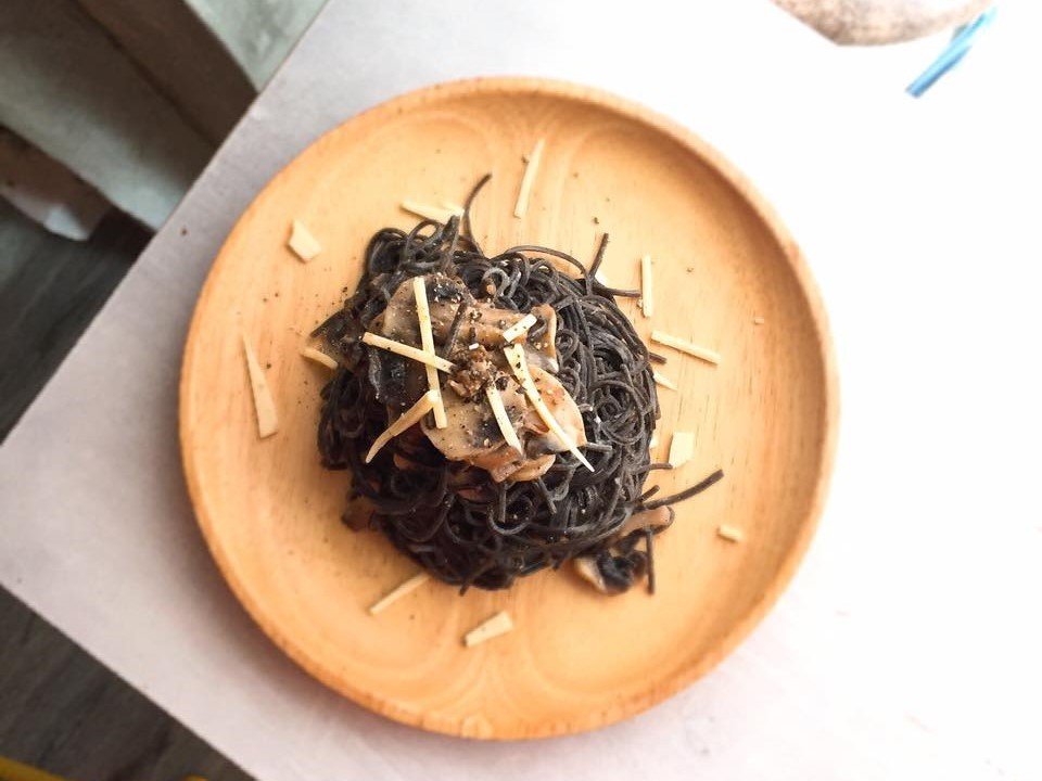 黑松露醬黑豆意粉不含麩質，適合食物敏感的朋友享用。配以本地有機白蘑菇，形成貌相甚佳的黑白配（圖：omhs cafe）。