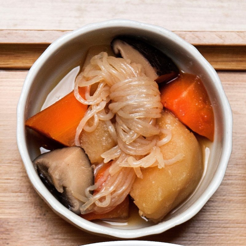 冬菇蒟蒻煮，靈感來自日式薯仔燉肉這道家常菜。