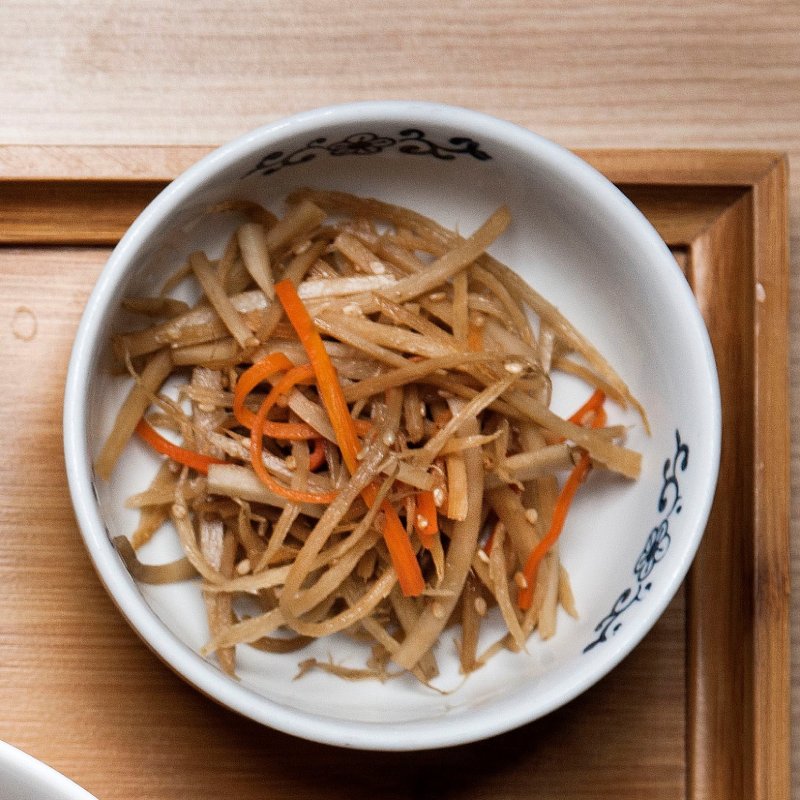炒蘿蔔牛蒡絲，同屬日本地道家庭菜，簡單又好味。