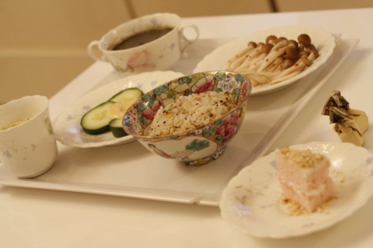正念素食的食物,甜酸苦辣樣樣齊,象徵人生多姿多采,諸味紛呈(圖:佛門網)。