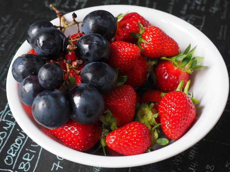 士多啤梨和葡萄均成為本年度「Dirty Dozen」的蔬果名單之內（圖：Pixabay）。