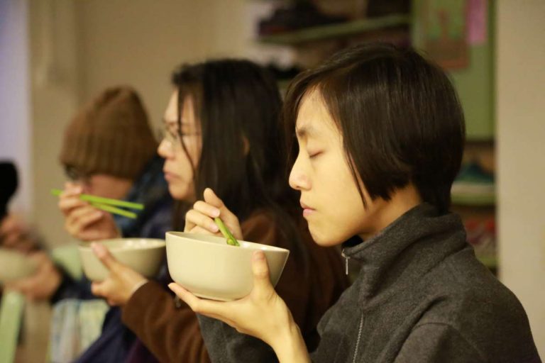 香港人生活節奏向來急促,禪食我們學習控制自己的心念,不受外界所影響(圖:佛門網)。