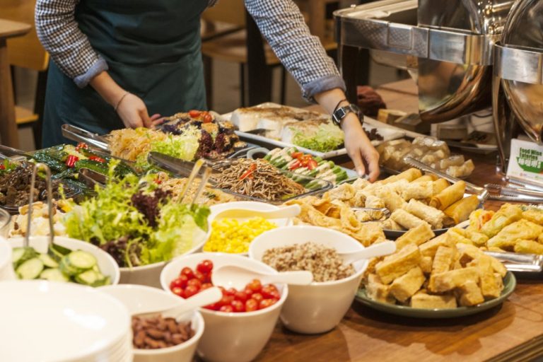 「無肉食」每天午、晚市均提供近四十多道素菜,讓茹素者和非素食者都能大快朵頤(圖:佛門網)。