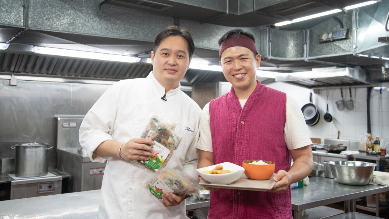 Marco(左)與Ken首度合作推出純素餸包,為茹素的新冠患者提供方便及有營的食物。