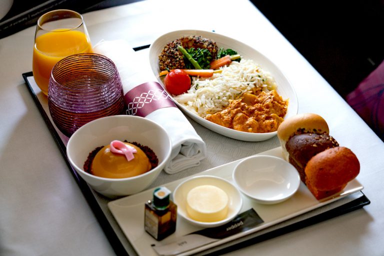 卡塔爾航空在機上提供素食餐單,讓茹素或喜愛素食的旅客,可在機上即興點餐(圖︰Qatar Airways Twitter)。