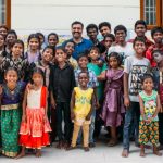 印度愛滋病童收容所的創辦人拉吉，如何成為40多位孩童的「父親」？