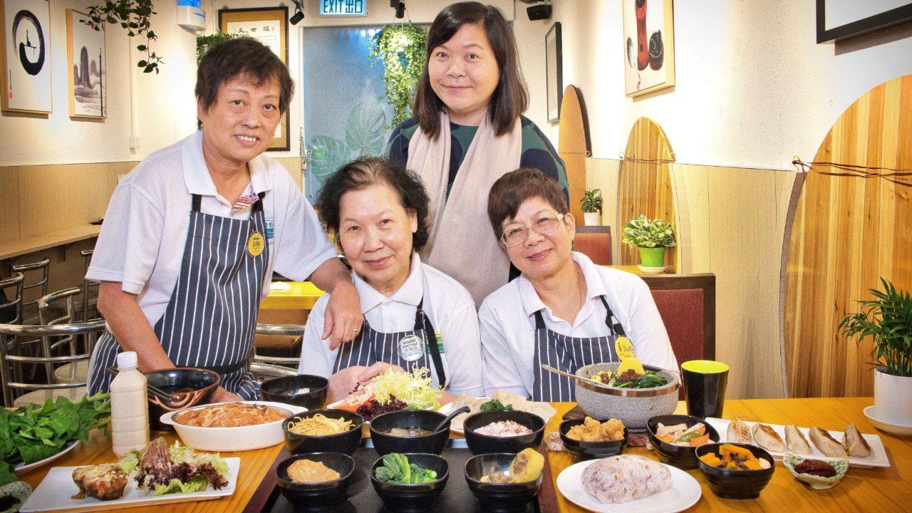 自從「銀杏館」位於中環蘇豪區的總店結業後,行政總裁麥敏媚(右二)一直希望在中上環重開餐館。因緣配合之下,「耆素」在2019年10月開張,由意姐(左一)、安妮婆婆(左二)和Patty(右一)等一班老友記員工悉心打理(圖:佛門網)。