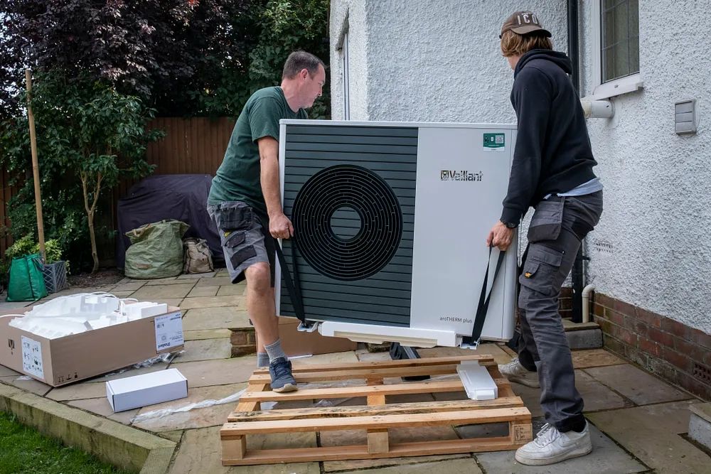 在英國，工人為一幢有八十多年歷史的房子安裝熱泵 (攝影: Andrew Aitchison/In Pictures/Getty Image)