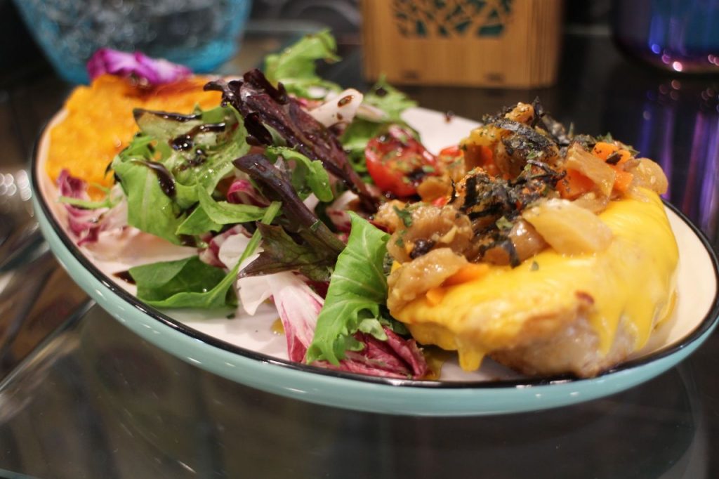 「南瓜烤素雞」是餐廳另一招牌菜，特別加入了微辣的菜脯，提升口感。