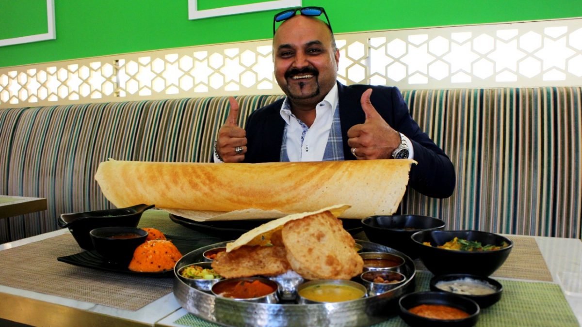 印度素菜，除了咖哩，還有巨大化Dosa煎餅！在港札根逾四十年的印度素食「老字號」，店主分享這些年來的堅持和布施⋯⋯