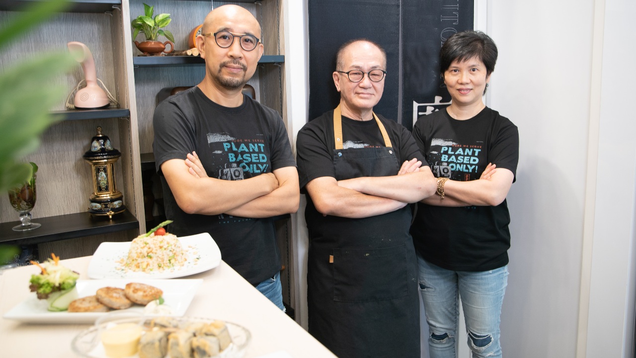 (左起)Wilson、Sunny和Angela合力成就「Veggie2GO」純素外賣。當中2GO更有著「2nd Generation of One Vegan Shop」(第二代一素店)的意思,代表這間開業七年的純素小店,邁向推素第二階段。