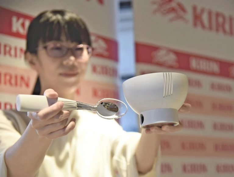 日本明治大學跟食品公司合作研發新產品「Erekisoruto」(電流鹽)餐具,使用電流增加食物的鹹味,有助減少鹽分攝取(圖:網上圖片)。