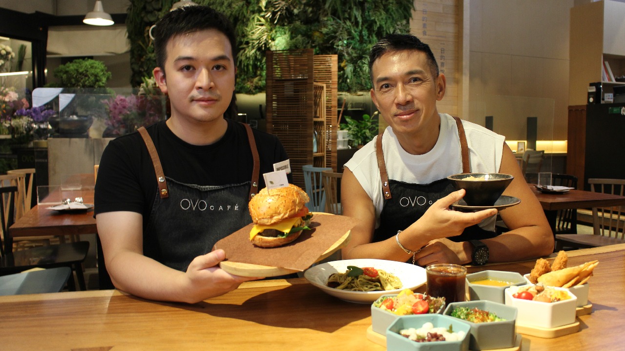 「OVO Cafe x 大飯糖」聯合創辦人Thomas(右),和主廚阿天(左)細意分享餐廳的理念緣起,以及各款素菜、甜品的巧妙特色之處。