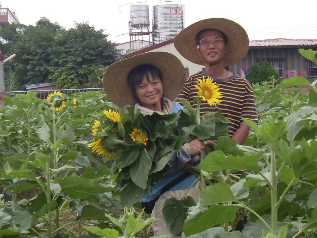 顏明川和妻子以種植對大地友善的花卉為樂。