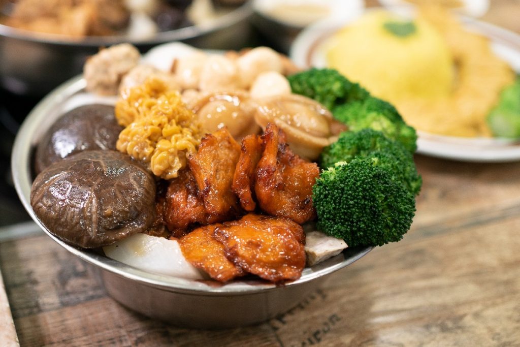迷你素盆菜跟足傳統做法，只是不含葷肉，改以素鮑魚、素叉燒、素丸、素鵝代替，其餘均為天然蔬食（圖：佛門網）。