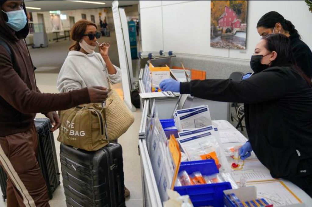 要求機場入境旅客接受新冠病毒檢測，是監測新變種病毒出現的措施之一。 圖片來源：Seth Wenig/AP