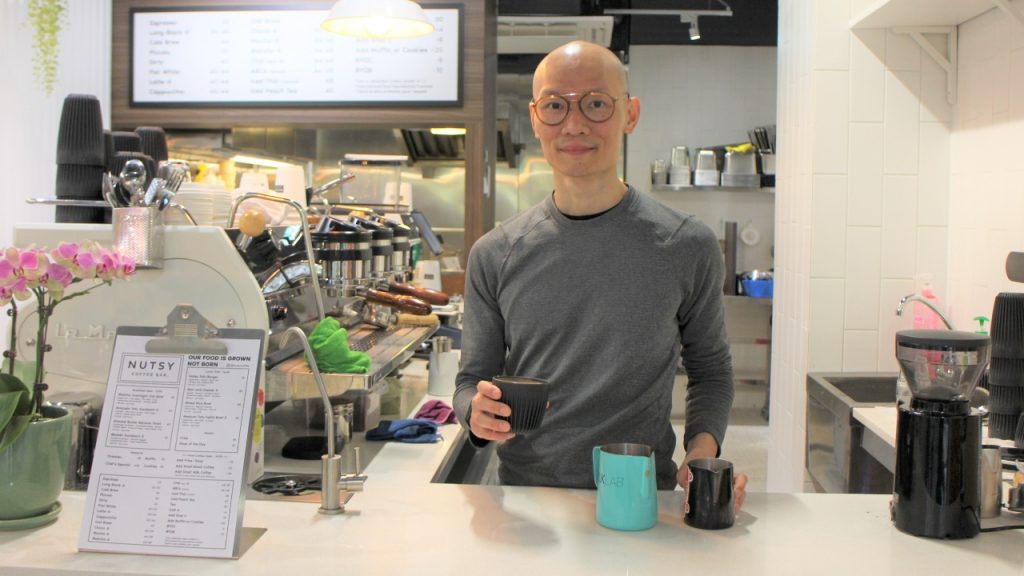 「Nutsy Coffee Bar」店主Gary早年留學澳洲，很喜愛當地的咖啡文化；至2015年開始在鰂魚涌經營咖啡小店，希望將咖啡「平民化」。茹素後，他更積極推廣純素咖啡及素食文化，今次「亞洲素食展」，他會帶同店內招牌的咖啡及自家製甜點和大家分享（圖：佛門網）。