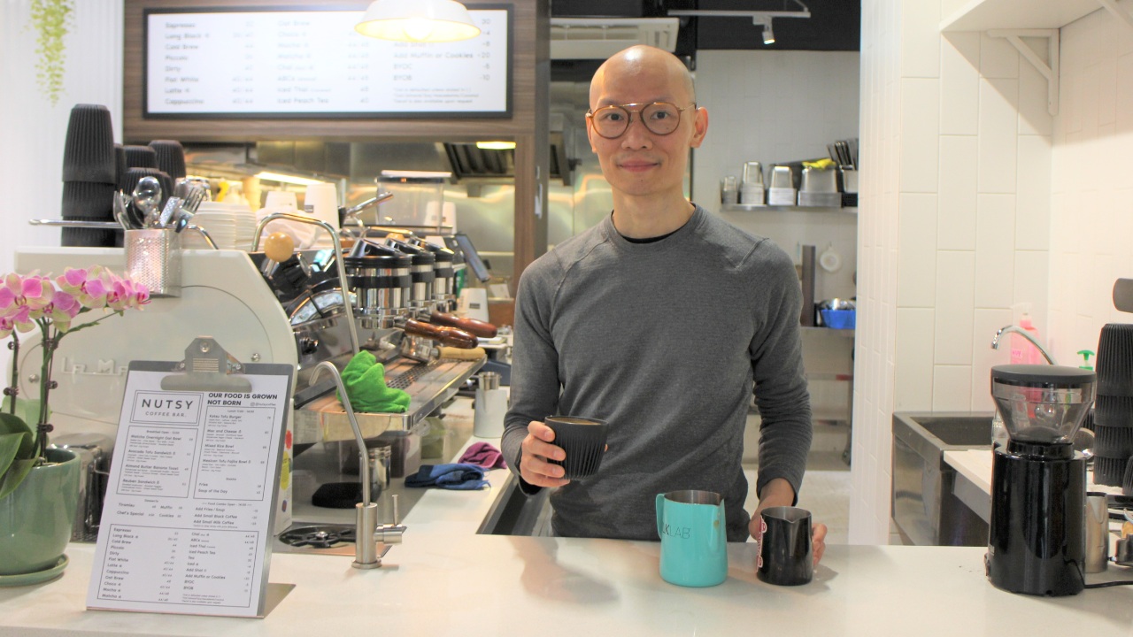 「Nutsy Coffee Bar」店主Gary早年留學澳洲,很喜愛當地的咖啡文化;至2015年開始在鰂魚涌經營咖啡小店,希望將咖啡「平民化」。茹素後,他更積極推廣純素咖啡及素食文化,今次「亞洲素食展」,他會帶同店內招牌的咖啡及自家製甜點和大家分享(圖:佛門網)。