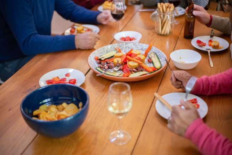 素食者與非素食者同檯吃飯，如何保持社交禮儀，彼此做到做到「和而不同」？（圖：Pexels）