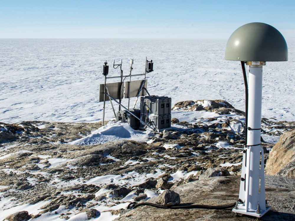 在南極洲西部的GPS站是極地監測網絡Polar Earth Observing Network的 一部分，它收集 GPS和震波的數據，從而了解冰層。 Nicolas Bayou/UNAVCO