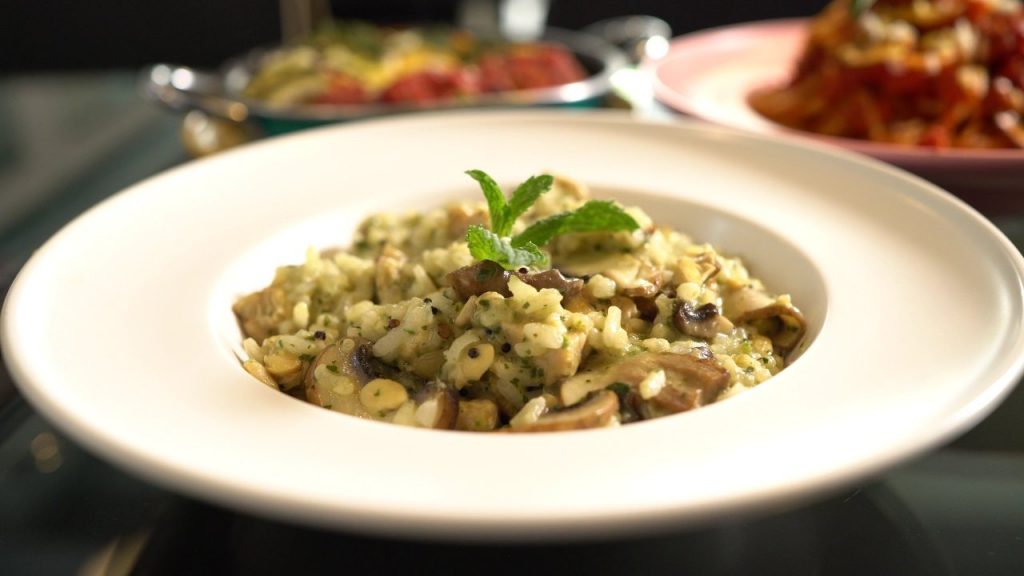 黑松露蘑菇意大利飯加入口感煙韌的粳米同煮，可說是升級版的意大利飯。