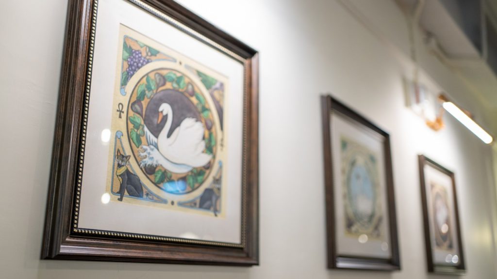 舊店原有三幅以法國新藝術運動風格繪畫的天鵝掛畫，繼續掛在新店當眼之處。惟新店沒有太多地方放置藝術畫作，他們將新創作放上社交平台和客人分享，繼續將素食和藝術結合 （圖：佛門網）  。
