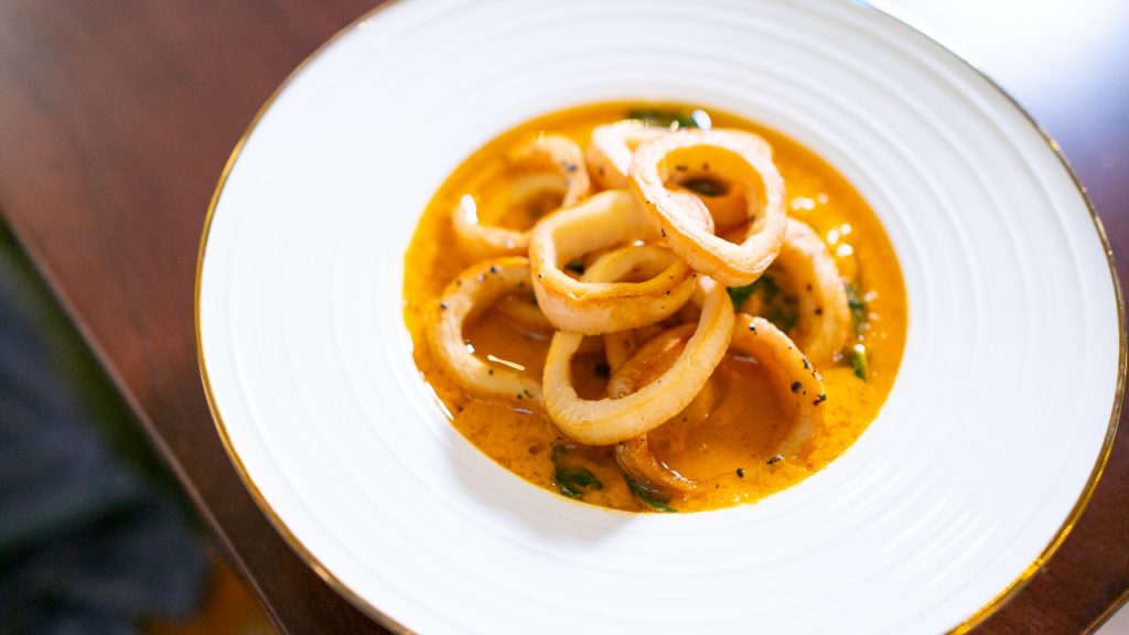 意大利佛羅倫斯名菜「齊米諾魷魚」，以杏鮑菇切成魷魚模樣；伴上以新鮮番茄炆製而成的傳統「Zimino」醬汁，鮮味十足（圖：佛門網）。
