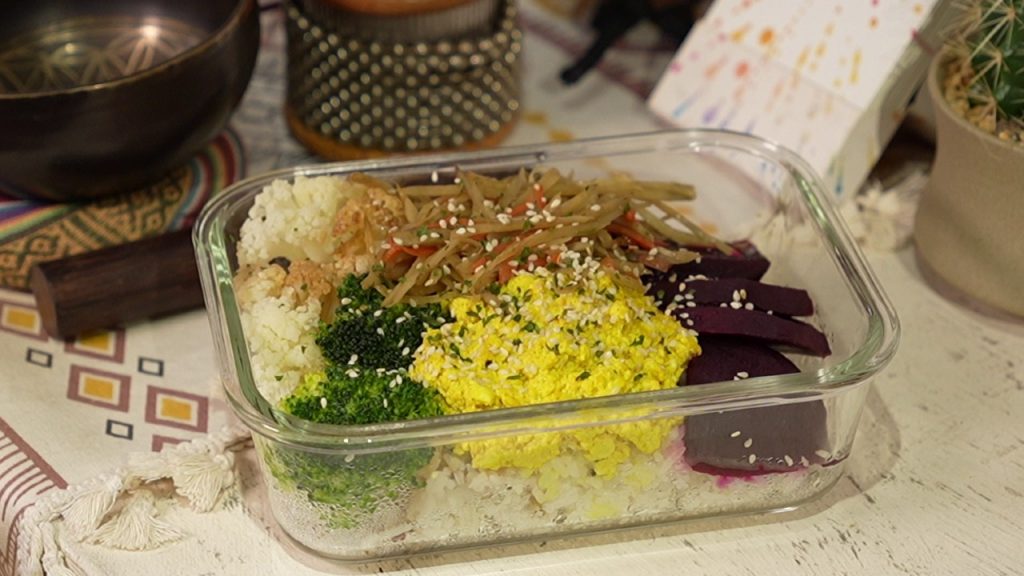 佛陀碗是店內甚受歡迎的主食，食材包括金平牛蒡、紅菜頭、黃薑炒豆腐和時令蔬菜，包羅了各種不同顏色的食物營養。