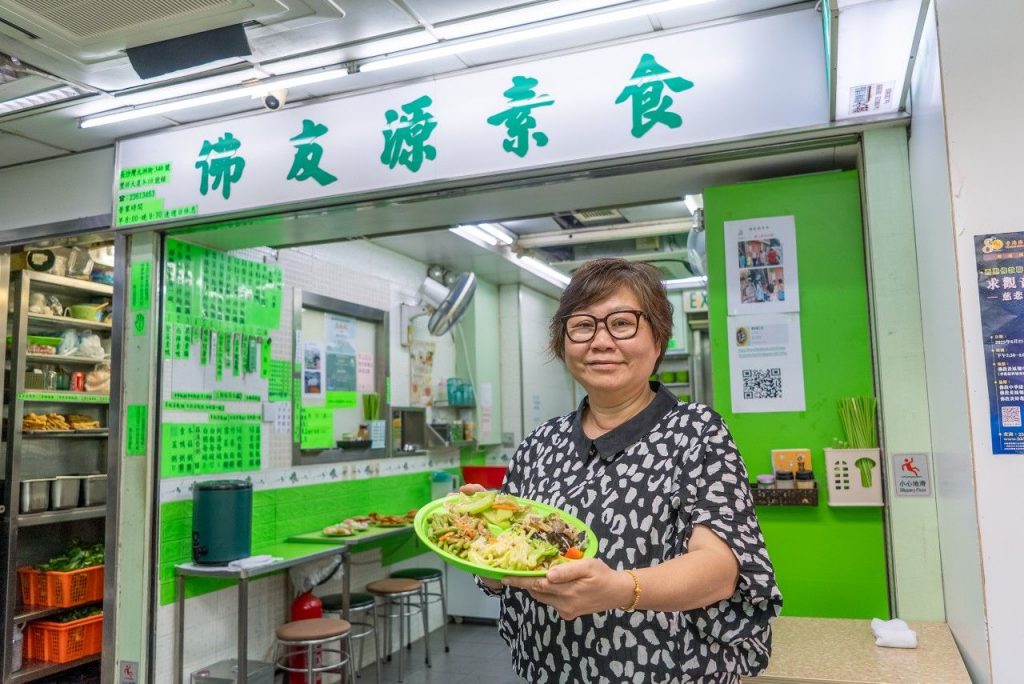 陳太與「佛友源素食」十分有緣，由昔日的熟客天天光顧，到今日變成這裏的老闆，天天前來打點（圖：Veggie 365）。
