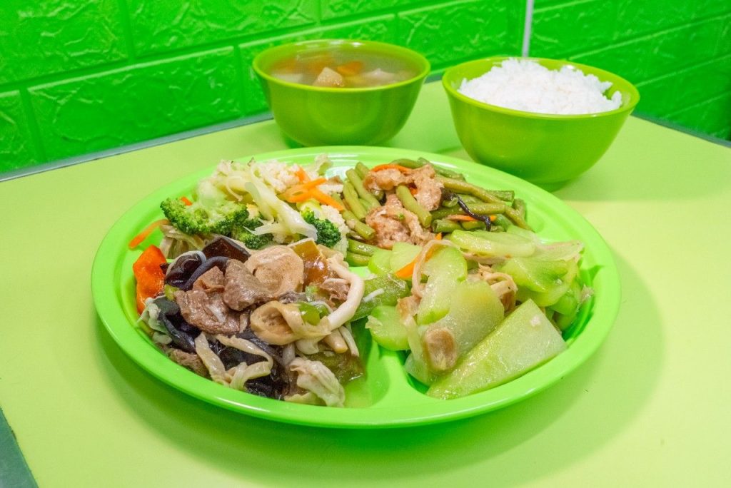 小店的素食多餸飯，每天有八至十多款選擇，陳太表示是希望客人「有得揀」，讓大家也可選出自己喜歡的素食（圖：Veggie 365）。