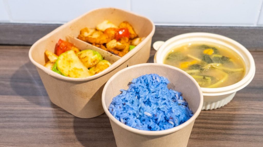 媽咪小炒套餐，每天也會選用新鮮蔬食製作，配搭特色的蝶豆花飯，以及足料素湯。