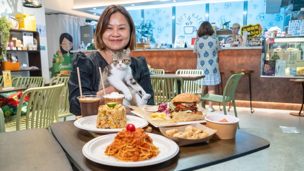 「Loft@GreenMaMa」店主Katrina既是愛貓之人，也是煮得之人。餐廳的素食餐單俱由她悉心設計，再交由團隊每日下廚烹調。