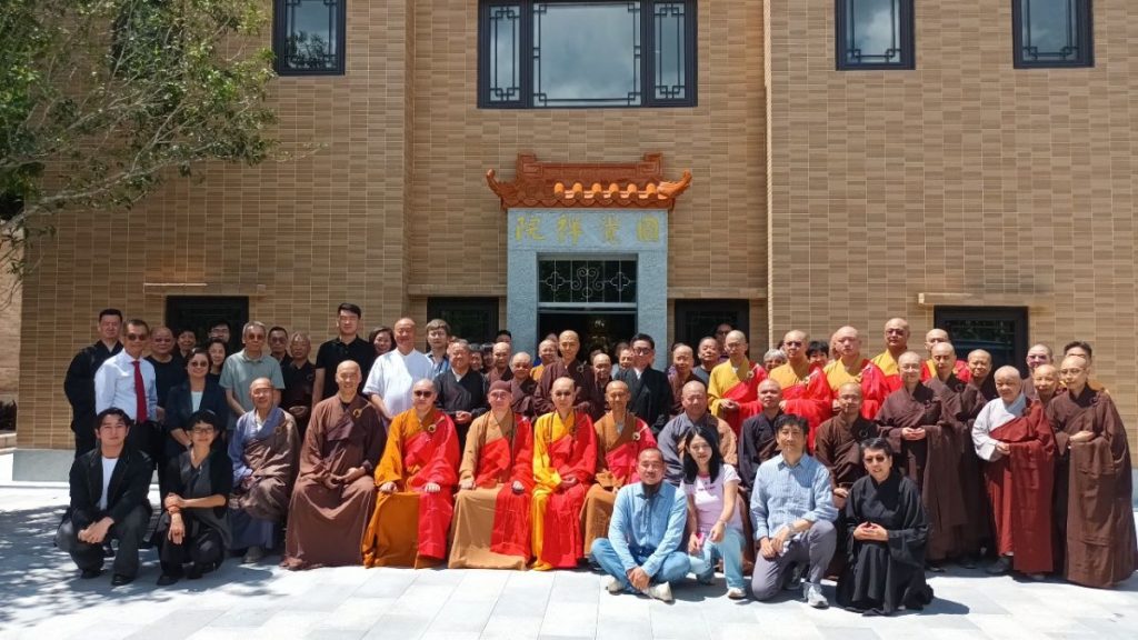 圓覺禪院上月底舉行大雄寶殿重光和佛像開光慶典,一眾法師、居士和義工合照留念。