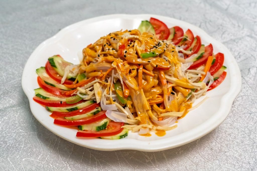 麻醬青瓜粉皮同用上不同顏色的蔬食配菜，美味及營養兼備。