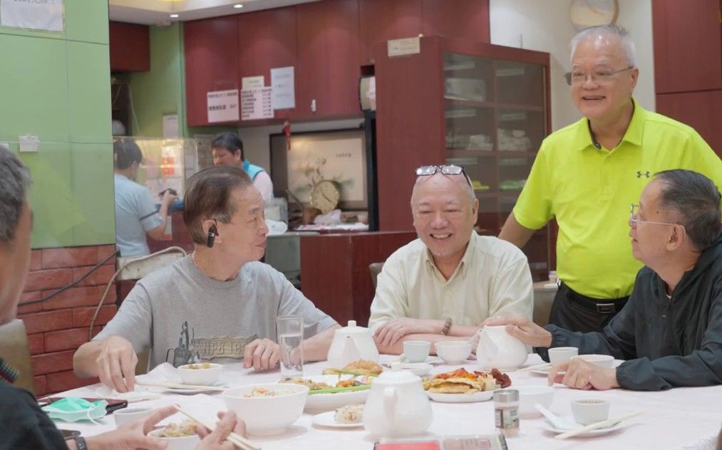 彭老先生不時現身店內，與老顧客談天說地。