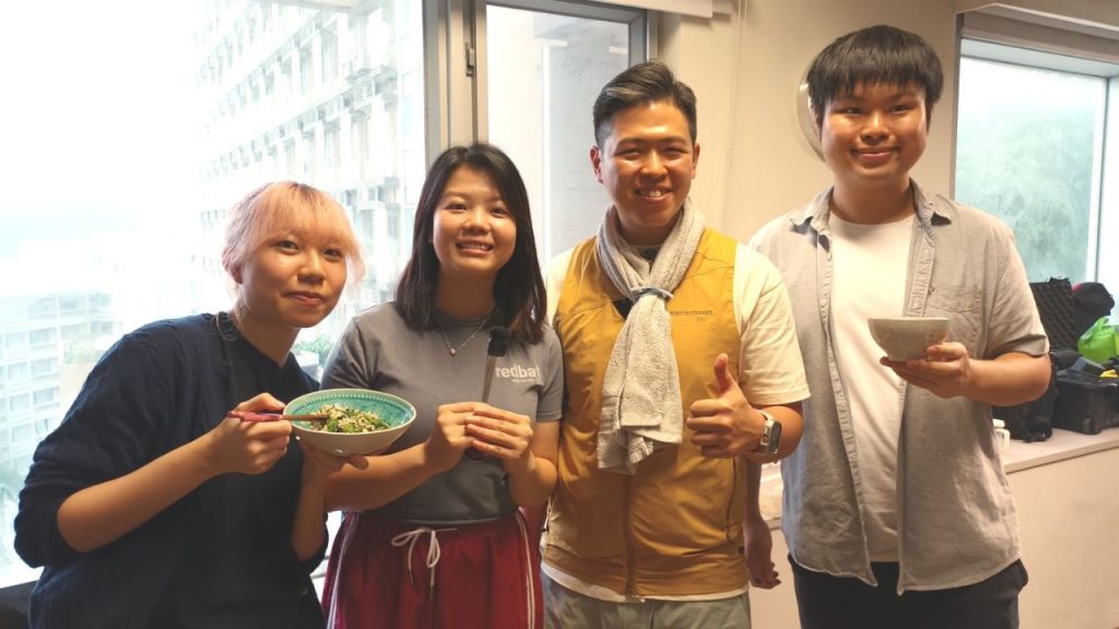 素食教煮Ken（右二）擔任中大和聲書院素食通識課程的烹飪導師，教授大學生製作色香味營俱全的素食，讓他們親身體驗茹素的好處（圖：Veggie 365）。