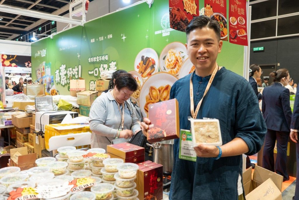 素食教煮Ken Kwong帶同他的賀年糕點及純素薑醋在會場售賣（圖：Veggie 365）。