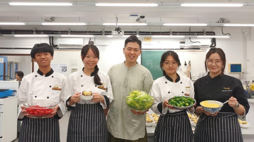 （左起）余承謙同學、陳韻潔同學、素食教煮Ken Kwong、何凱兒同學和張樂羲老師，各自分享他們參與素食高桌晚宴的體會和得著（圖：Veggie 365）。