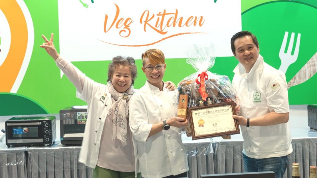 葉嘉儀師傅在早前亞洲素食展第二屆香港素食慈善烹飪比賽中，獲得全場總冠軍（圖：Veggie 365）。