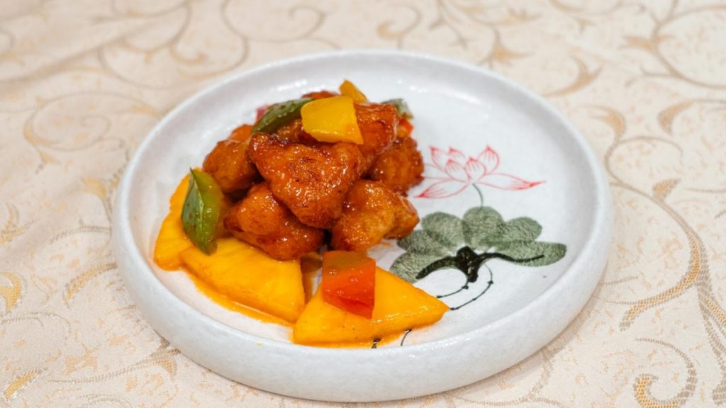 「咕嚕猴頭菇」是餐廳招牌菜式之一；除了用猴頭菇代替豬肉外，其餘配料和做法跟葷食版咕嚕肉並無分別 （圖：Veggie 365）。