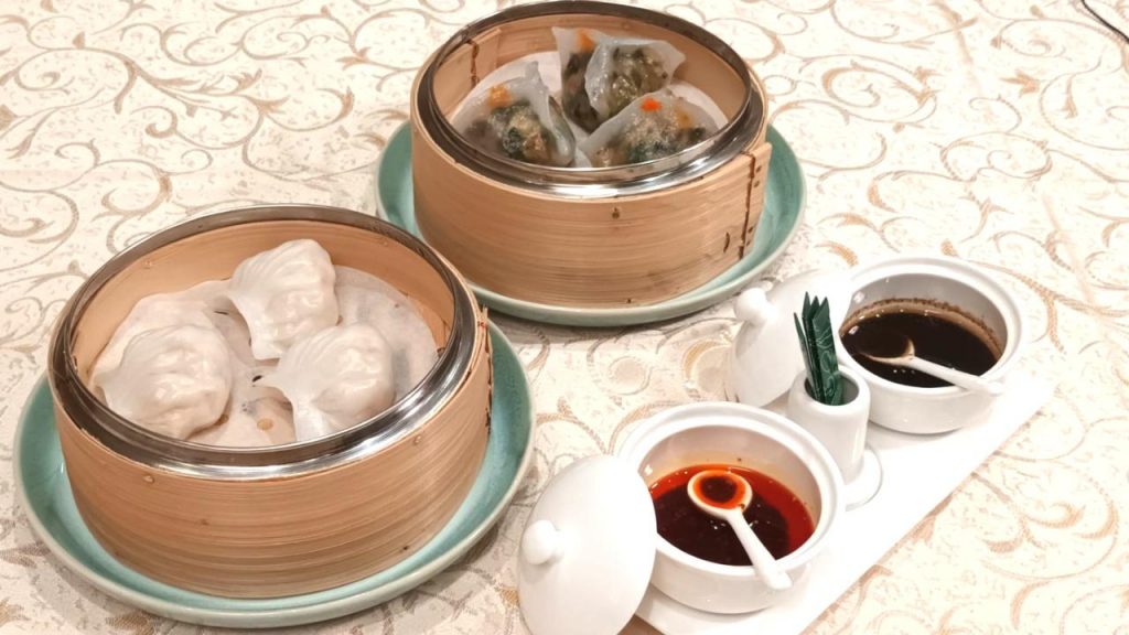 「珍珠素蝦餃」、「蔬菜水晶餃」及其他點心，皆是餐廳每天即場製作，絕非預製點心；這裏的辣椒油及點心醬同屬自家調製，全部不含五辛 （圖：Veggie 365）。