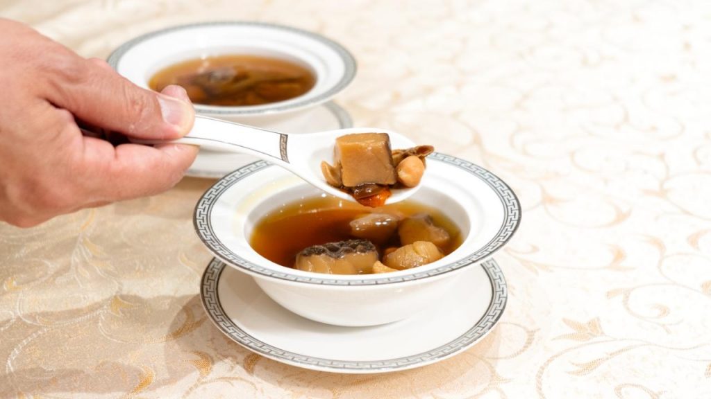 晚餐時段會供應老火燉湯，這道「鹿茸菇燉湯」用料十足，濃郁而不覺肥膩 （圖：Veggie 365）。