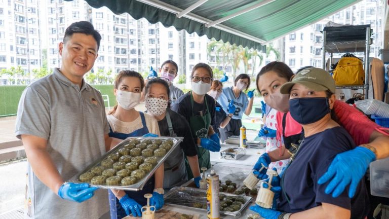 Ken與漢礼共修團義工當日在短短數小時內合力製作出300多個欒樨餅，執行力極強（圖：Veggie 365）。