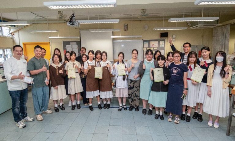第三屆「慶祝佛誕系列活動:環保素食烹飪比賽」圓滿舉行,一眾師生及家長合力炮製健康有營素菜,帶出環保護生的重要性(圖:Veggie 365)。