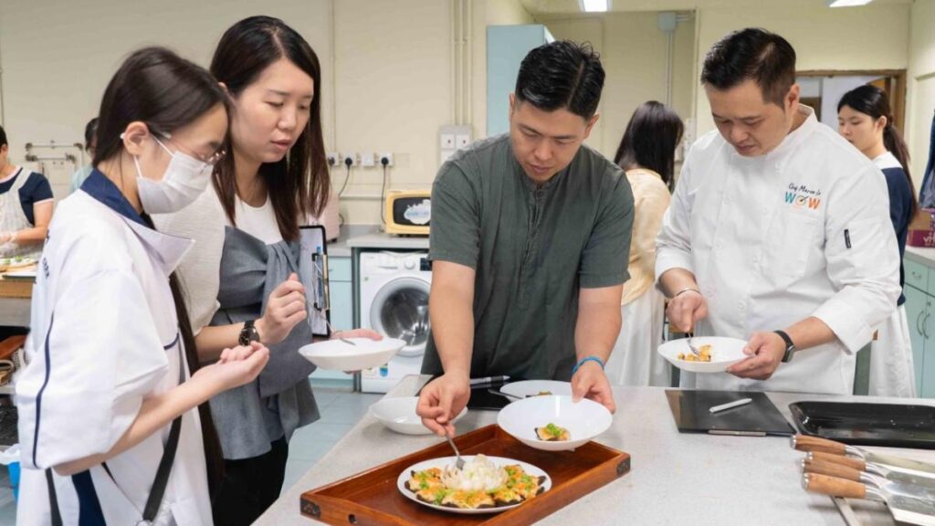 三位評判香敏儀老師、素食教煮Ken Kwong和Marco Lo,細心品嘗參賽者的菜式及聆聽他們的創作靈感(圖:Veggie 365)。