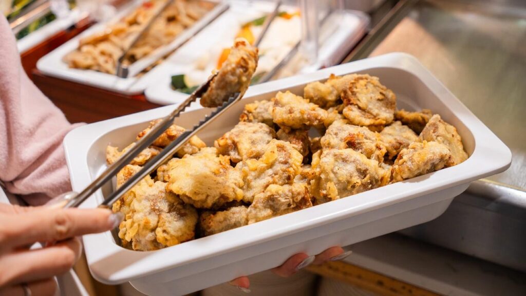 「手工蓮藕餅」同樣是餐廳的長青食物,選用新鮮蓮藕去皮後以人手剁碎,這樣能保留少許蓮藕顆粒,吃的時候更有口感。然後續以人手將藕藕捏成餅狀蒸熟,最後才炸。工序繁多,名符其實是手工菜 (圖:素一番 Veggie 365)。