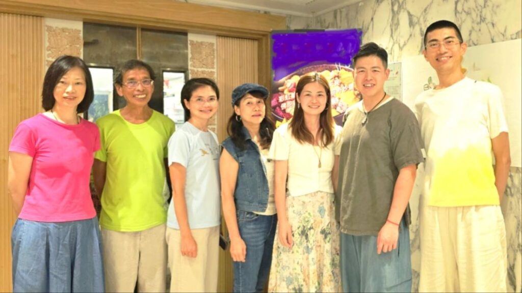 Clara（右三）去年接下周兆祥博士（左二）的棒，擔任「香港食生會」主席，聯同副主席Ken（右二）及一眾理事會成員，合力推動香港食生文化（圖：受訪者提供）。