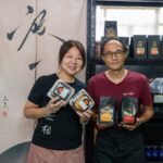茹素夫妻檔中年換跑道,開設純素食品店,走訪港九新界市集,藉素食廣結善緣,鼓勵大家多吃素、持長素!